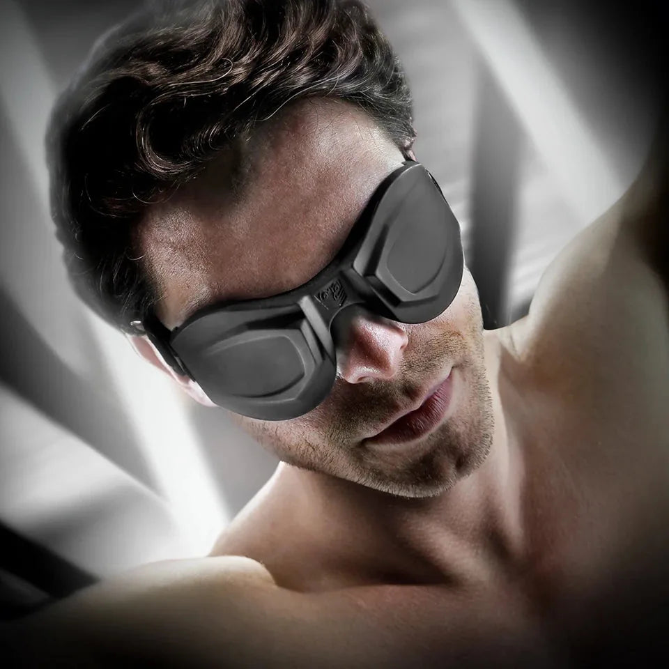 Cupped padded blindfold with silicone strap, blink-friendly. Fort Troff.