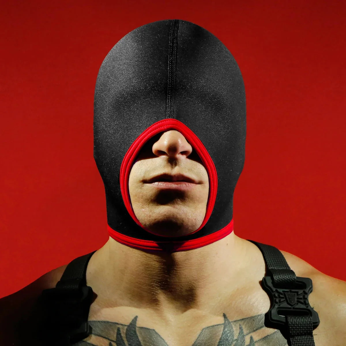 Open-mouth blindfold hood in red, size large. Fort Troff.
