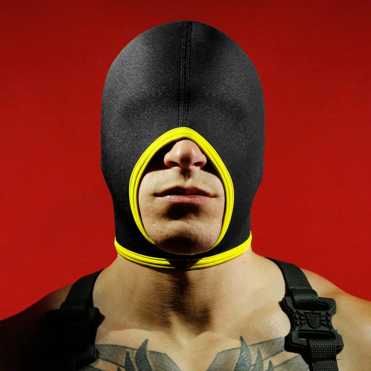Open-mouth blindfold hood in yellow, size large. Fort Troff.