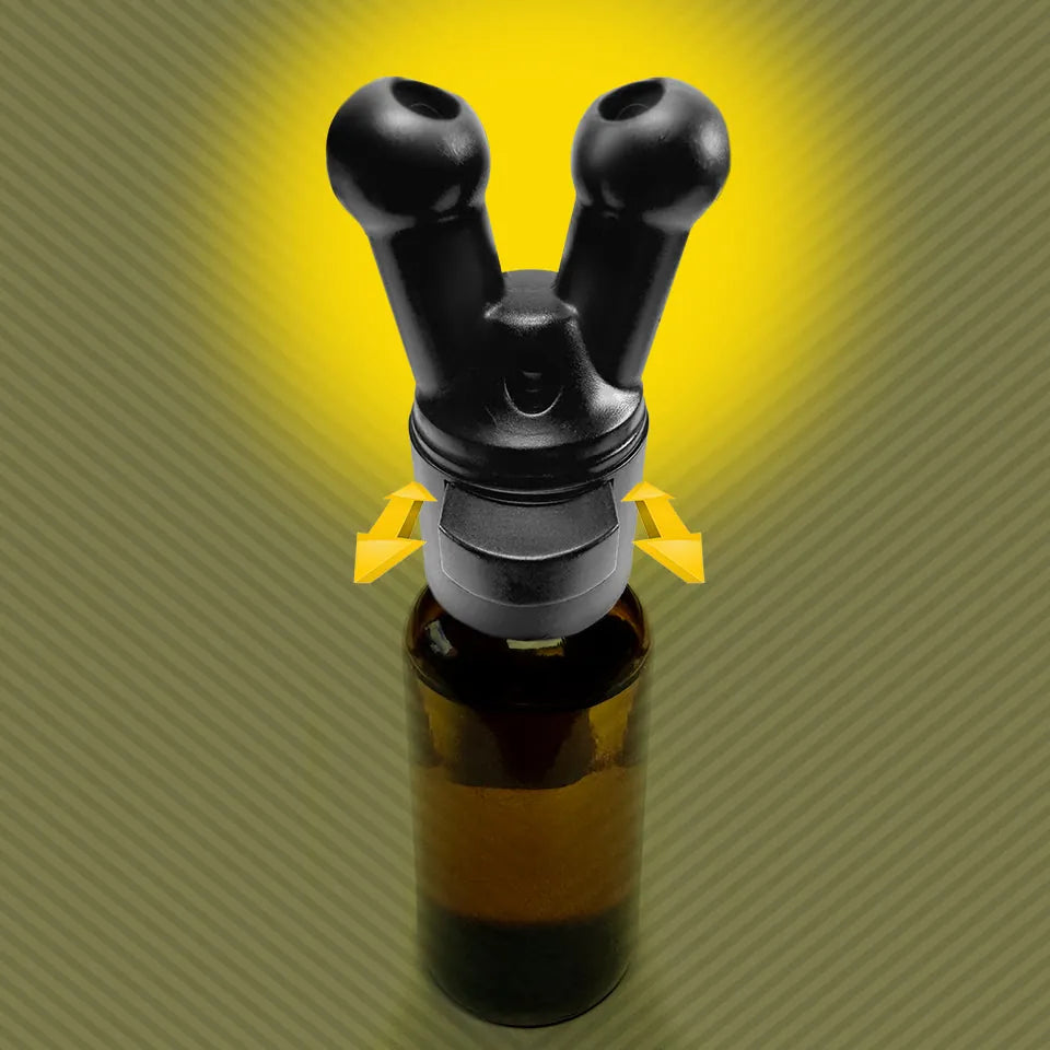 Pig Snout X dual-flow topper mounted on an amber essential oil bottle. Fort Troff.