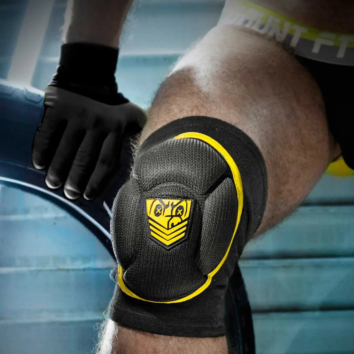 Fetish play knee pads in yellow. Fort Troff.